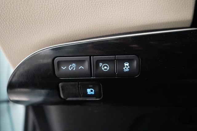 Used 2020 Toyota Prius XLE AWD/4WD image 23