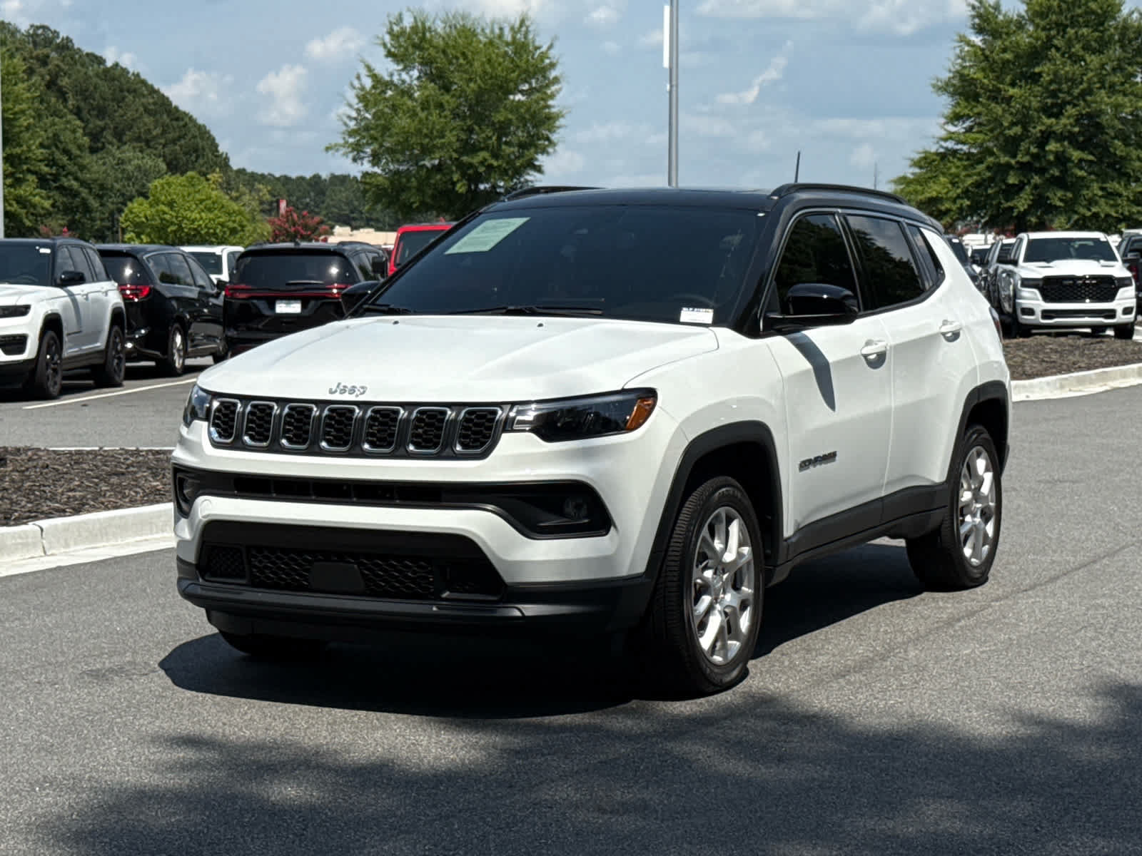 Used 2024 Jeep Compass Latitude w/ Sun and Sound Group AWD/4WD image 9