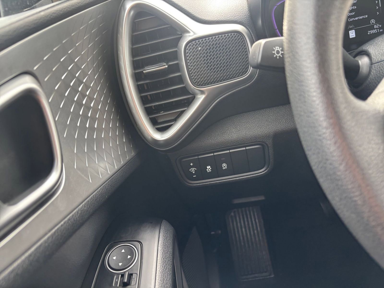 Used 2025 Kia Soul LX w/ LX Technology Package FWD image 32