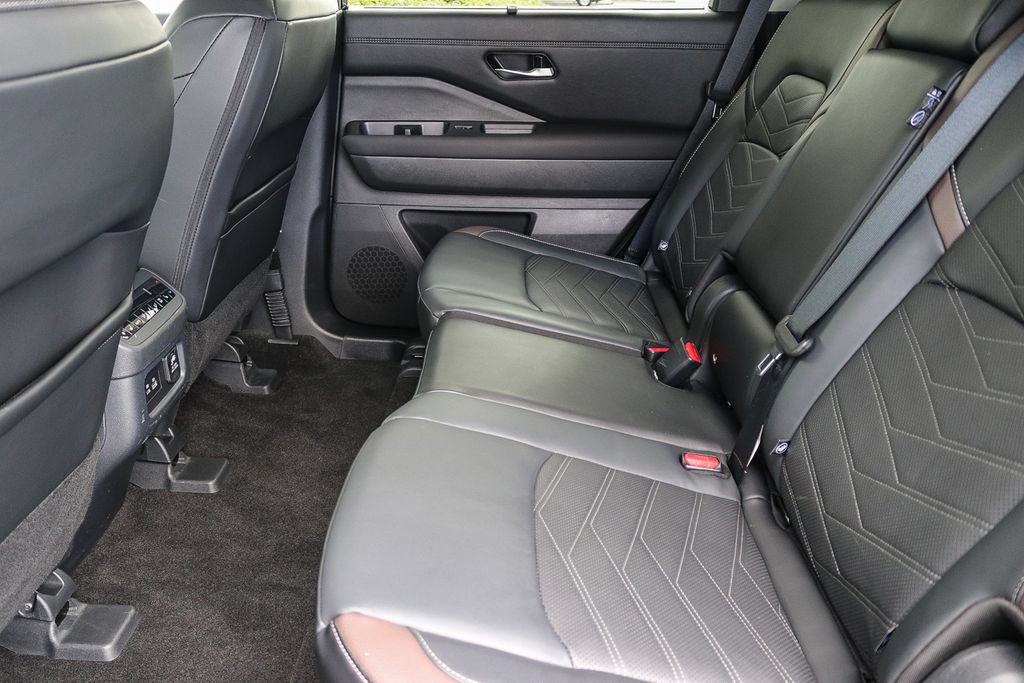 Used 2025 Nissan Pathfinder Platinum w/ Cargo Package FWD image 18
