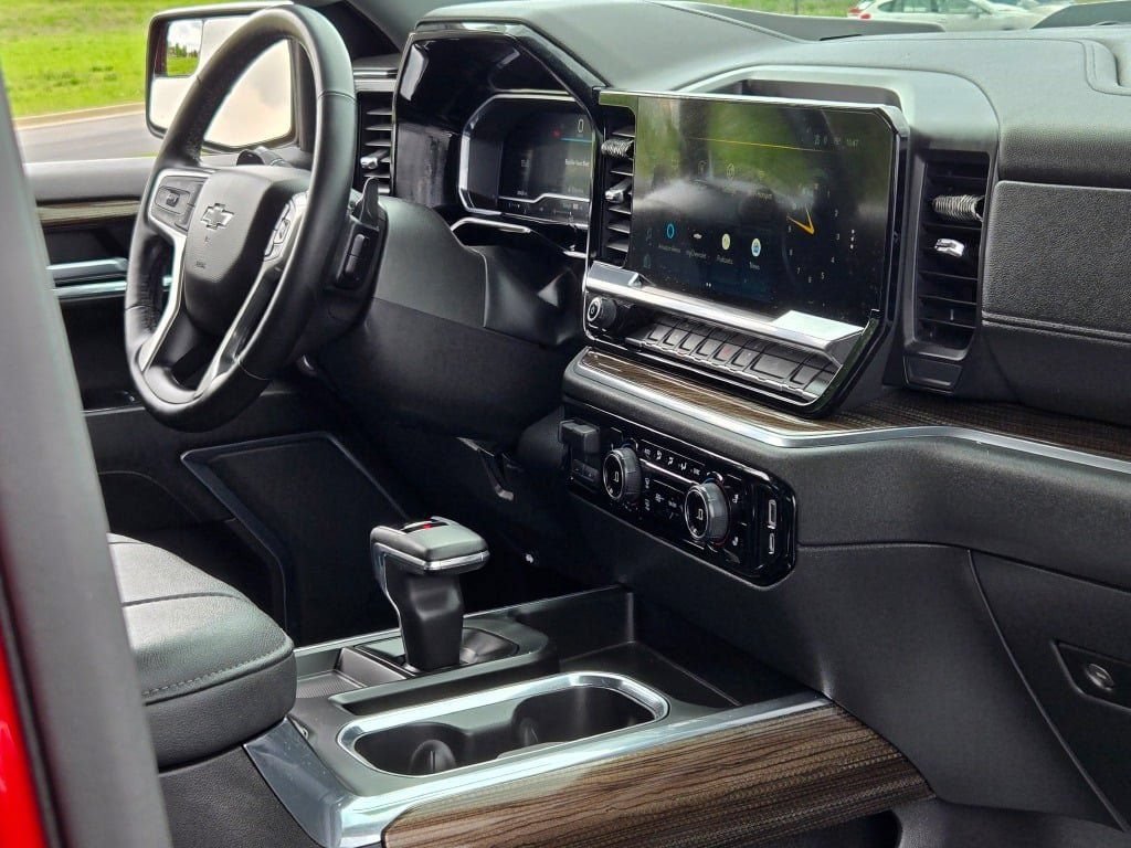 Used 2024 Chevrolet Silverado 1500 LT Trail Boss AWD/4WD image 8