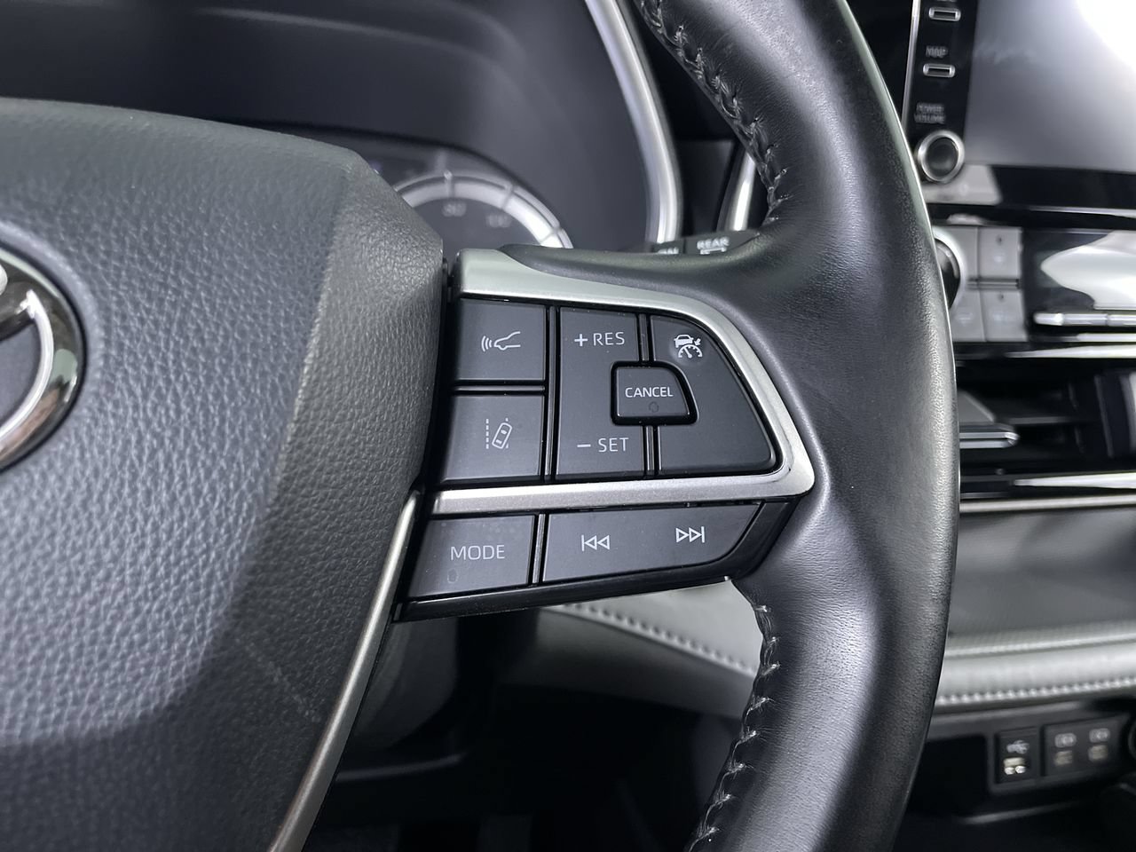 Used 2022 Toyota Highlander XLE AWD/4WD image 28