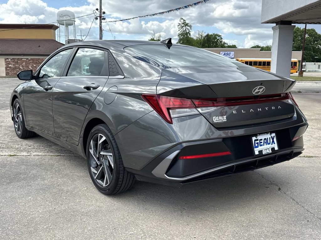 Used 2025 Hyundai Elantra SEL image 9