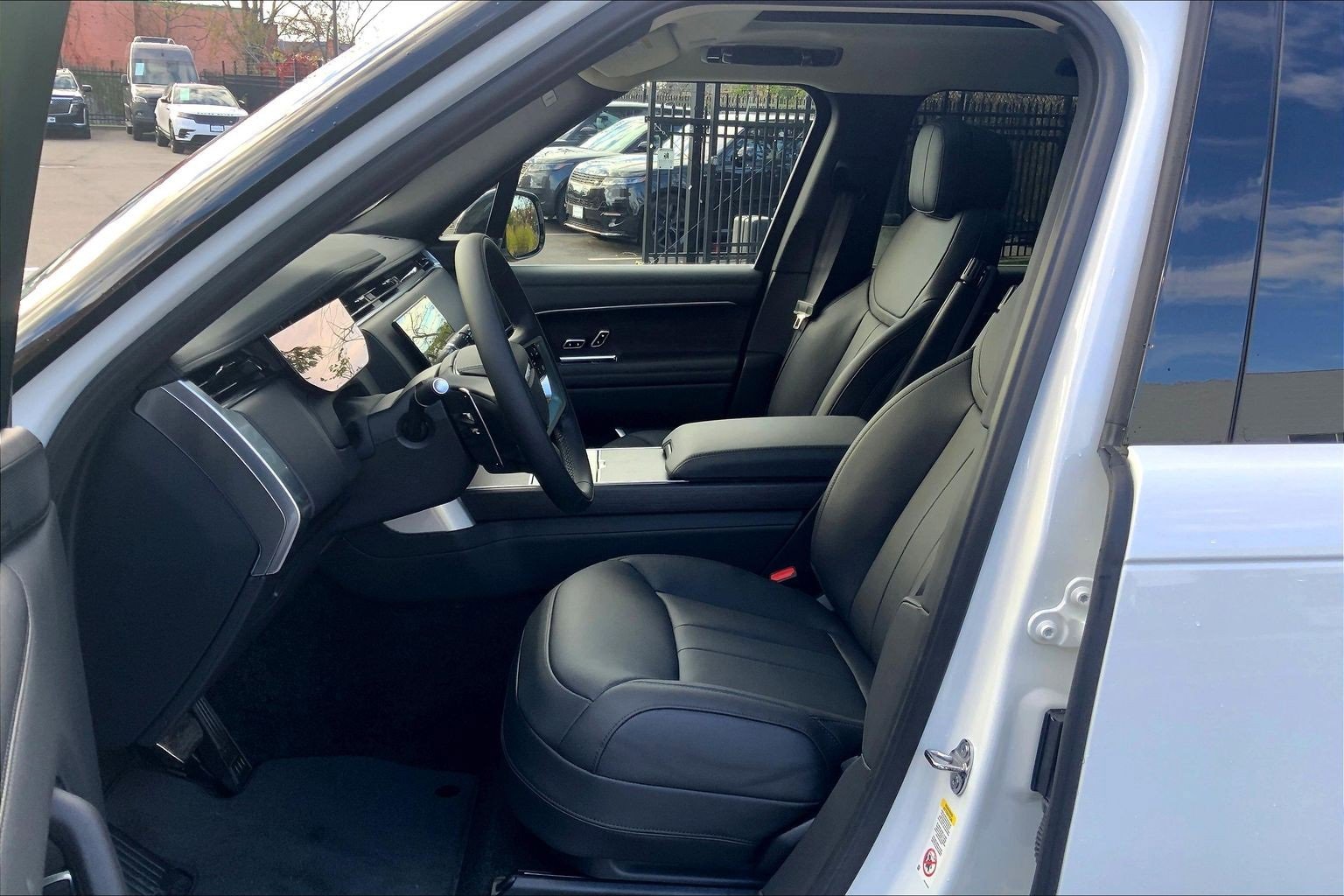 New 2025 Land Rover Range Rover SE image 9