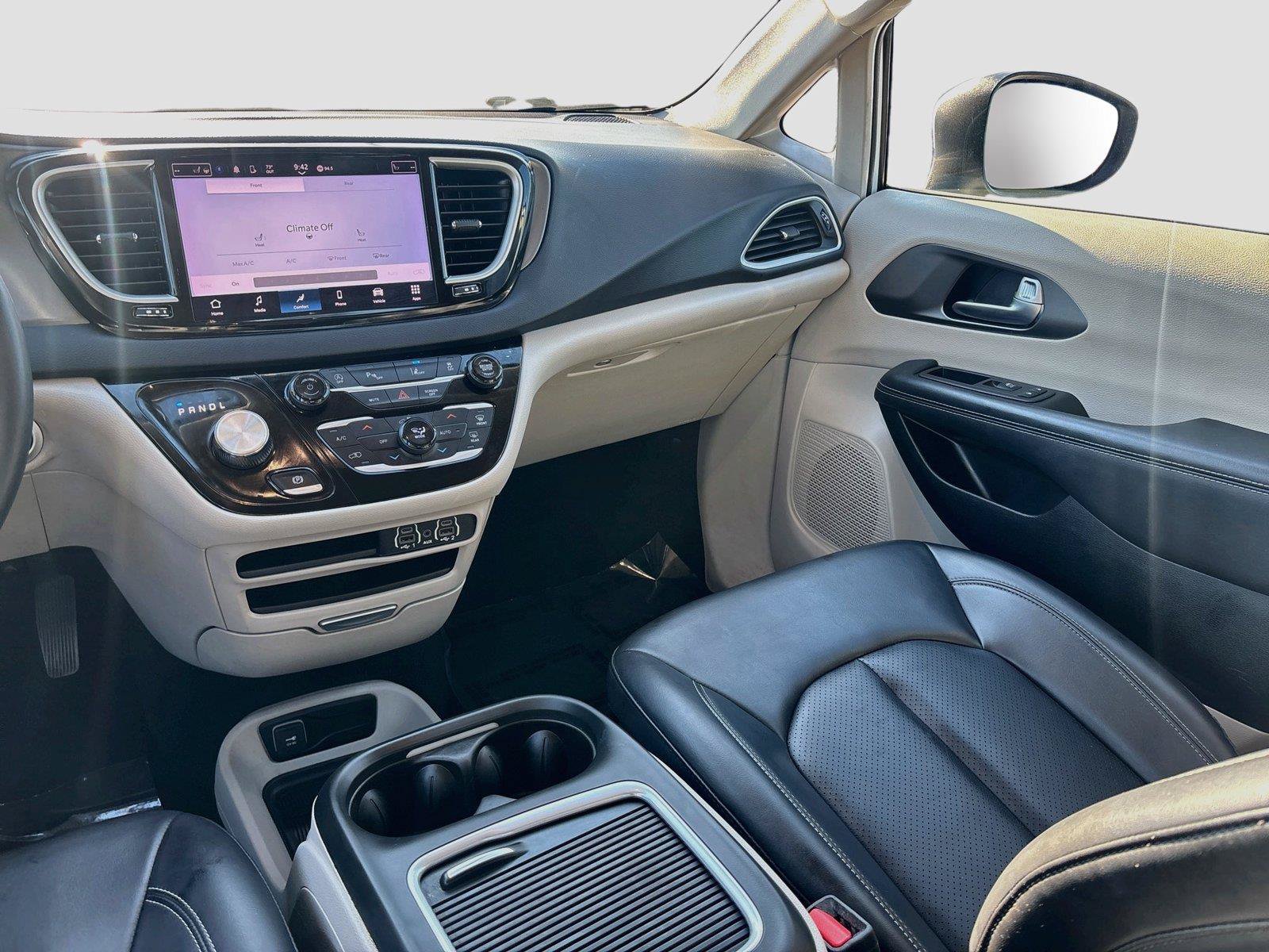 Used 2023 Chrysler Pacifica Touring-L FWD image 22