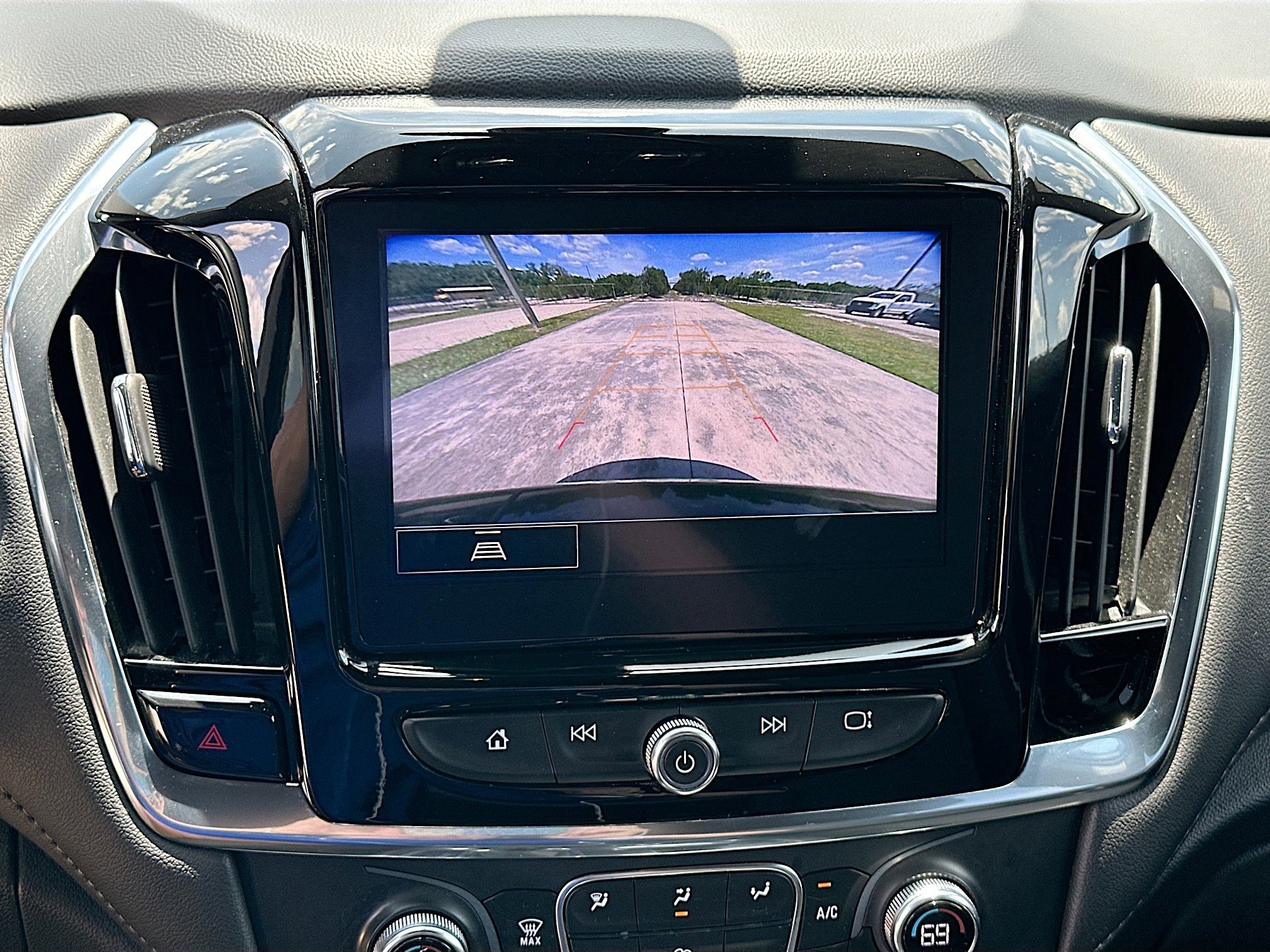 Used 2023 Chevrolet Traverse LT FWD image 13