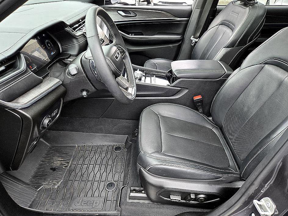 Used 2023 Jeep Grand Cherokee L Overland image 9