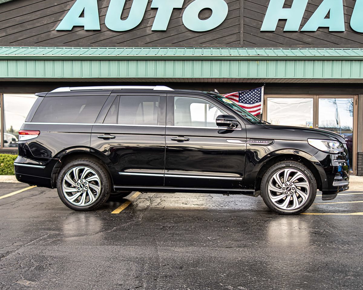 Used 2023 Lincoln Navigator Reserve AWD/4WD image 9