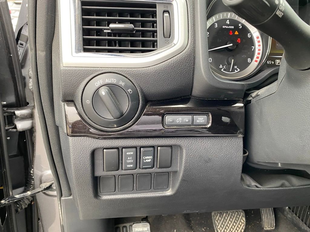 Used 2018 Nissan Titan SV w/ SV Convenience Package image 12