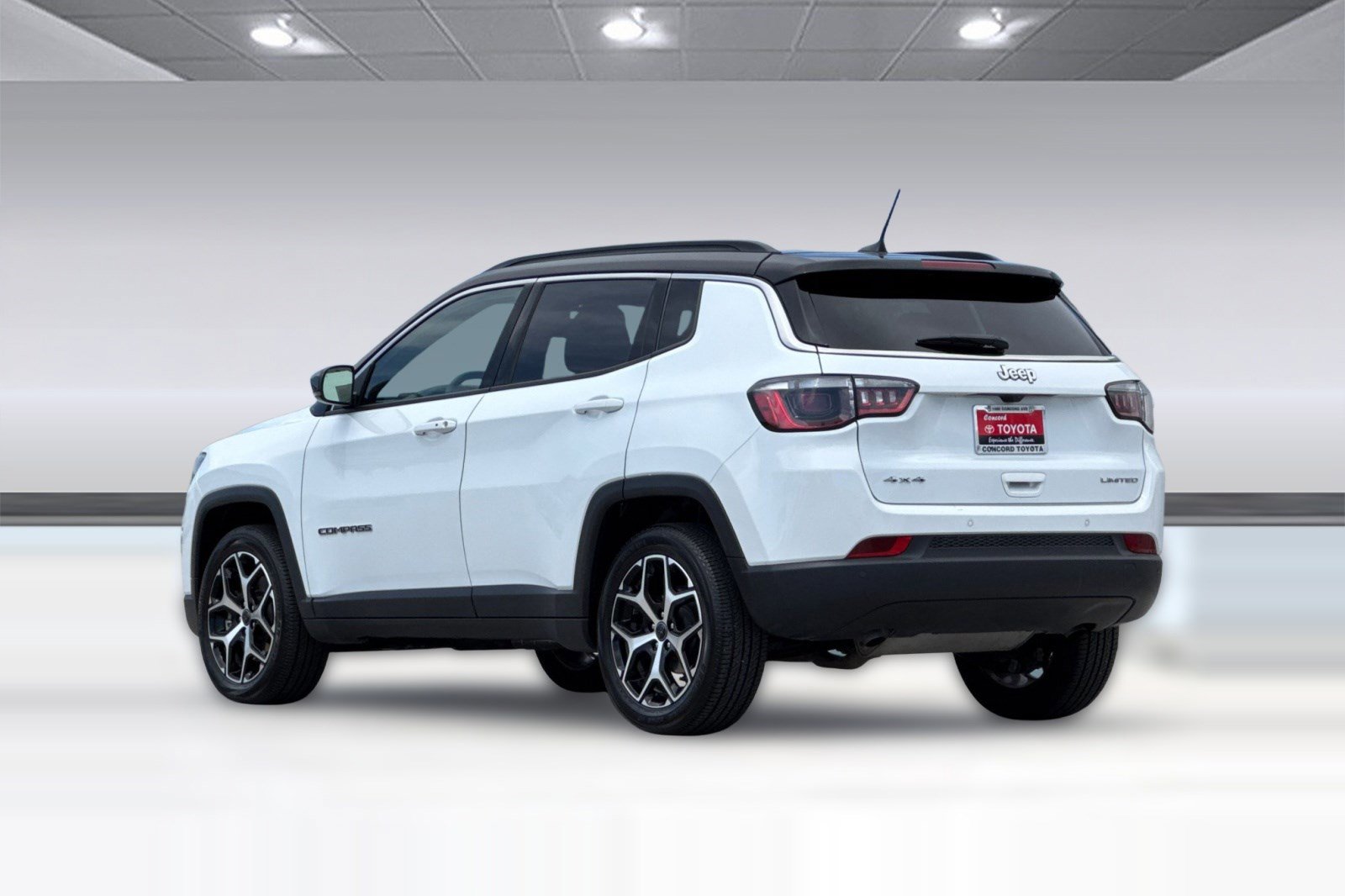 Used 2025 Jeep Compass Limited AWD/4WD image 3