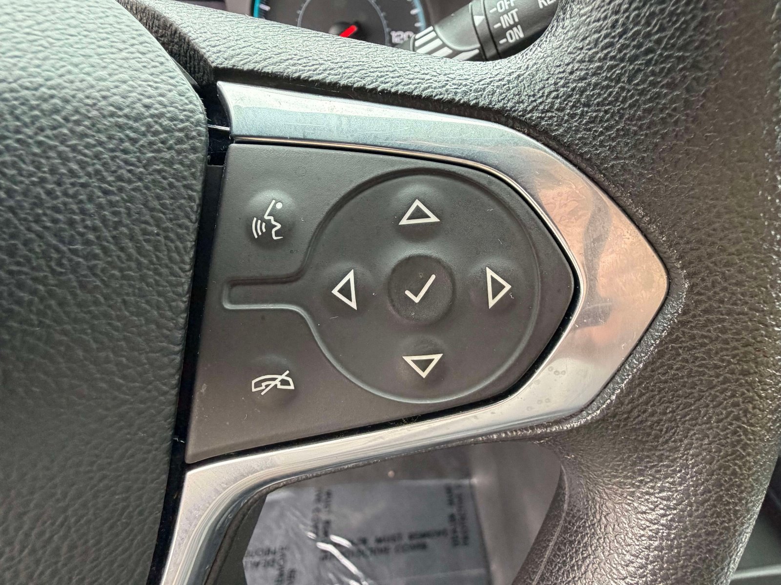 Used 2021 Chevrolet Traverse LS FWD image 13