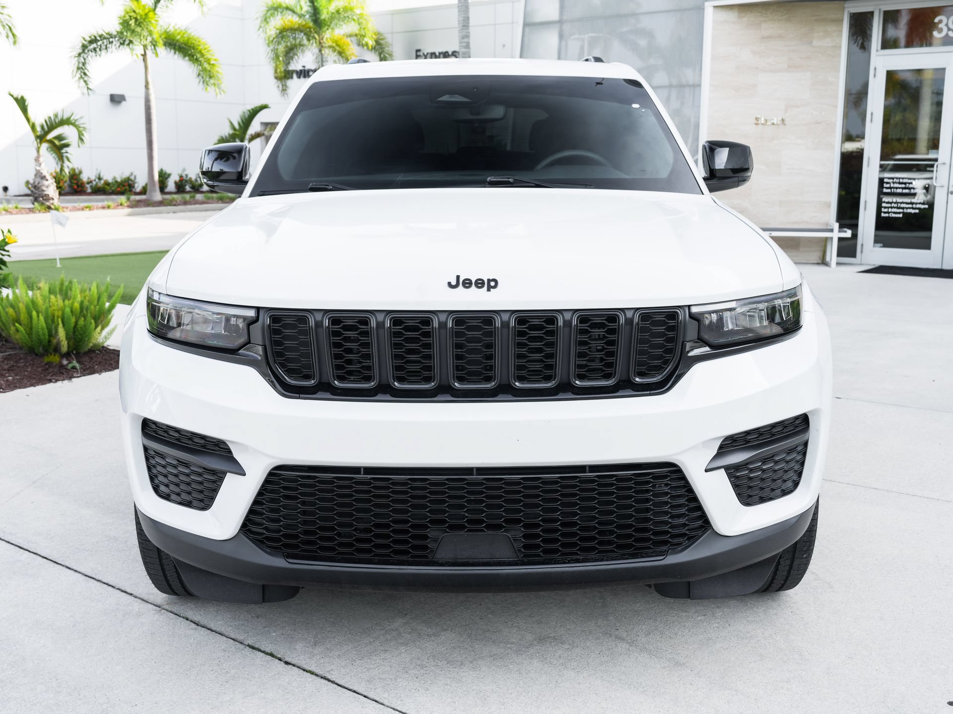 Used 2023 Jeep Grand Cherokee Altitude AWD/4WD image 5