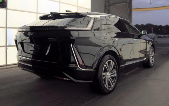 Used 2024 Cadillac Lyriq Luxury AWD/4WD image 4