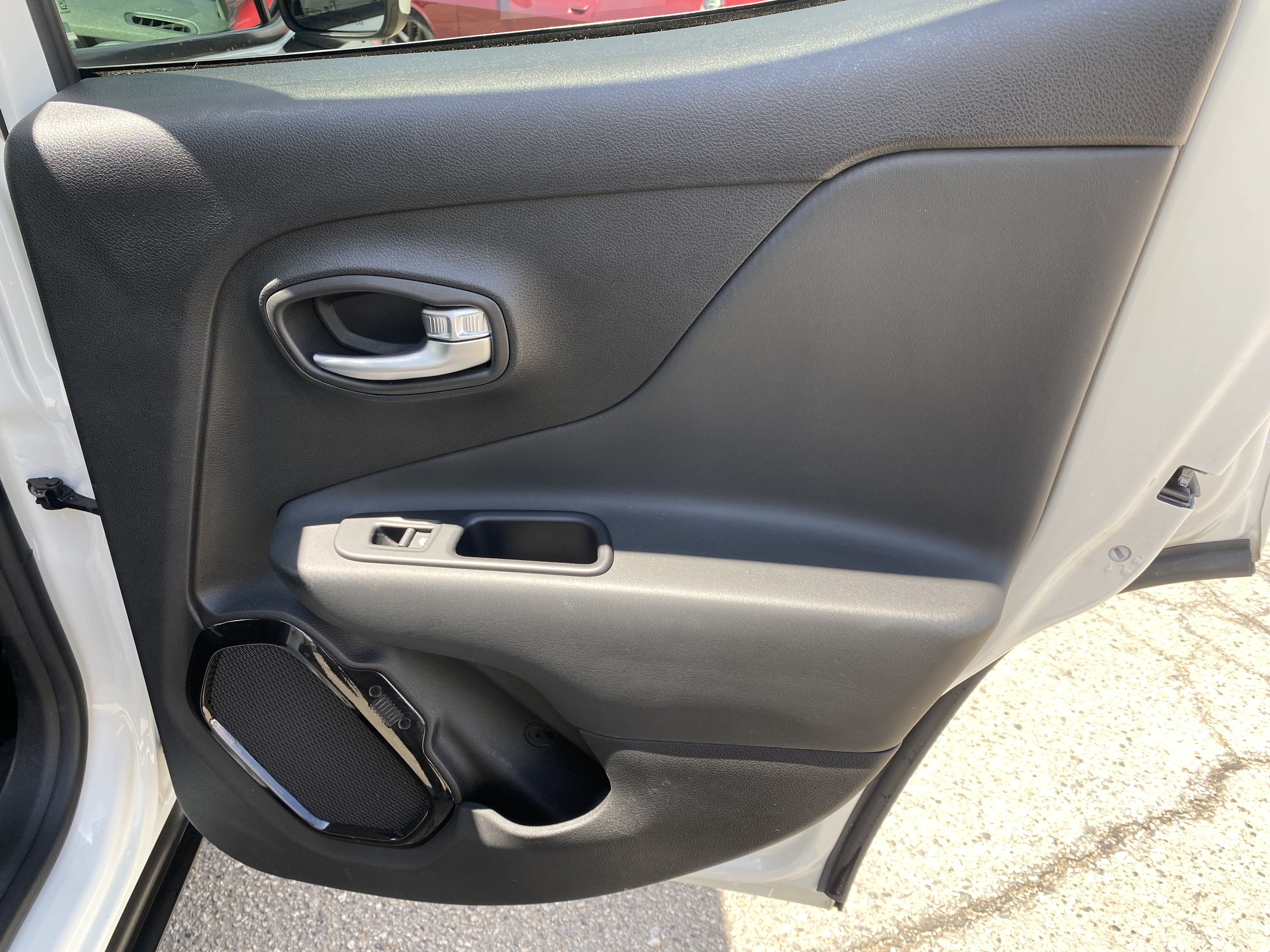 Used 2018 Jeep Renegade Altitude w/ UConnect 8.4 Nav Group FWD image 18