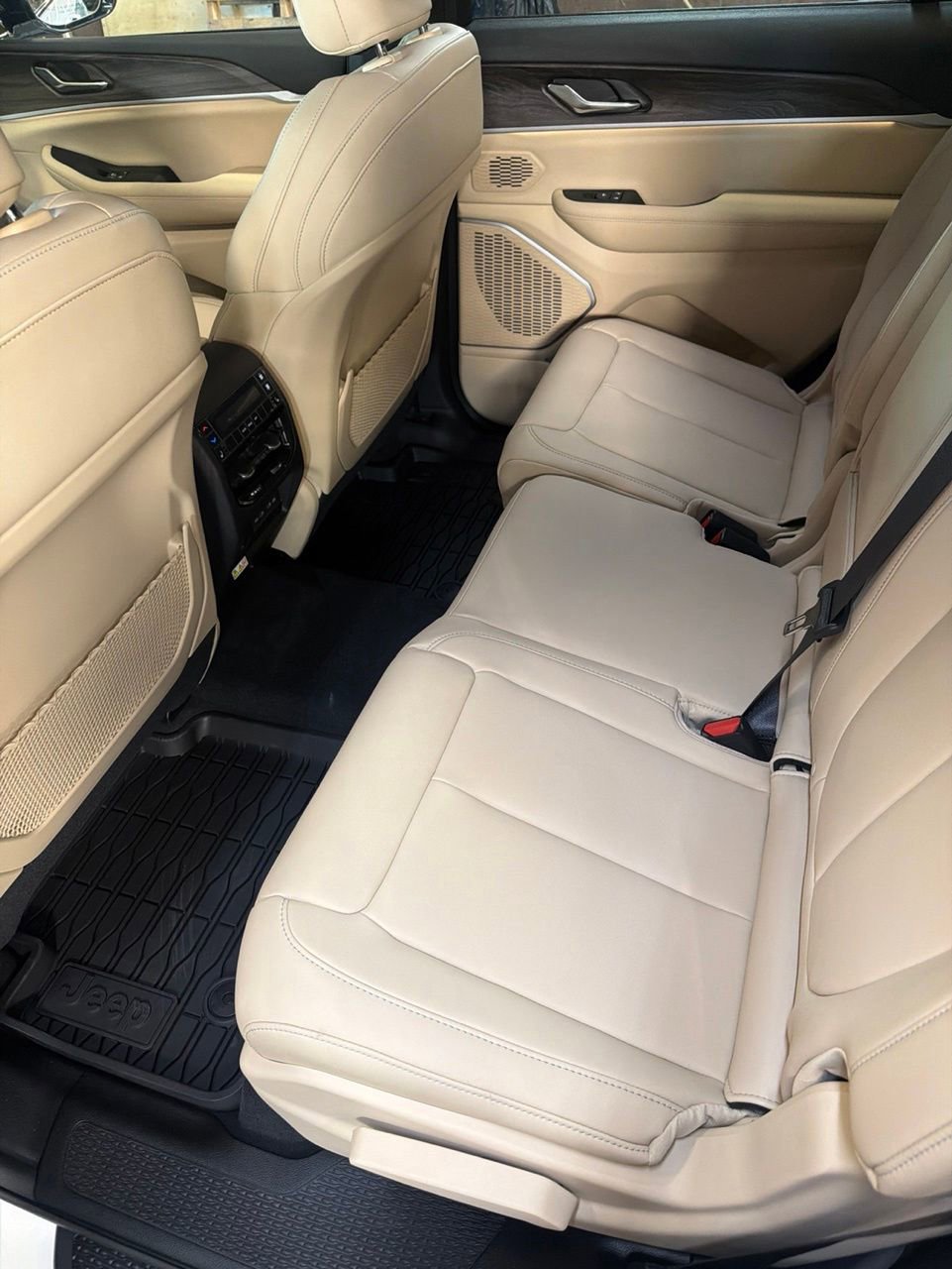 New 2026 Jeep Grand Cherokee L Limited w/ Limited Altitude Package AWD/4WD image 18
