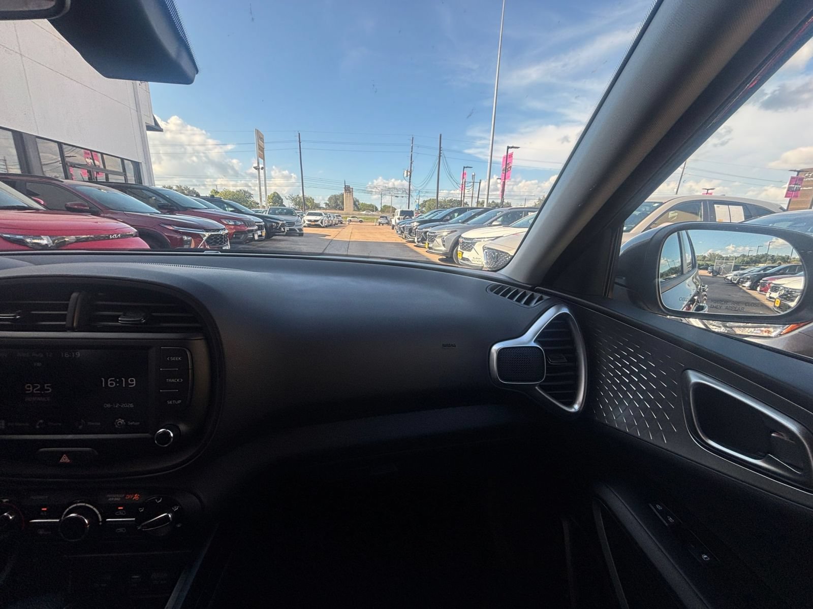 Used 2025 Kia Soul LX w/ LX Technology Package FWD image 29