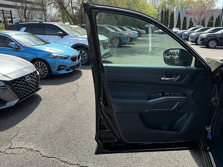 Certified 2025 Nissan Pathfinder SL image 11