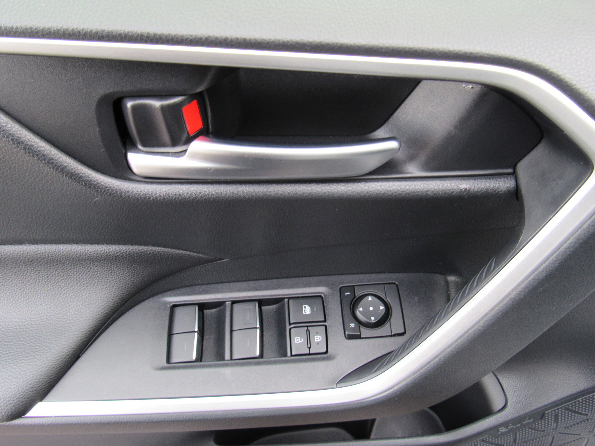 Used 2024 Toyota RAV4 SE image 13