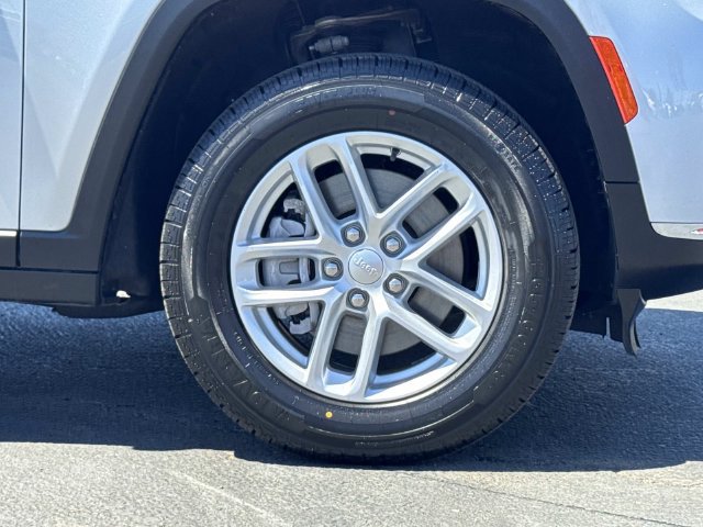 Used 2023 Jeep Grand Cherokee L Laredo RWD image 33