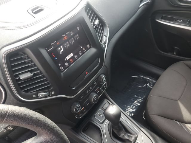 Used 2019 Jeep Cherokee Latitude w/ Popular Appearance Group FWD image 19