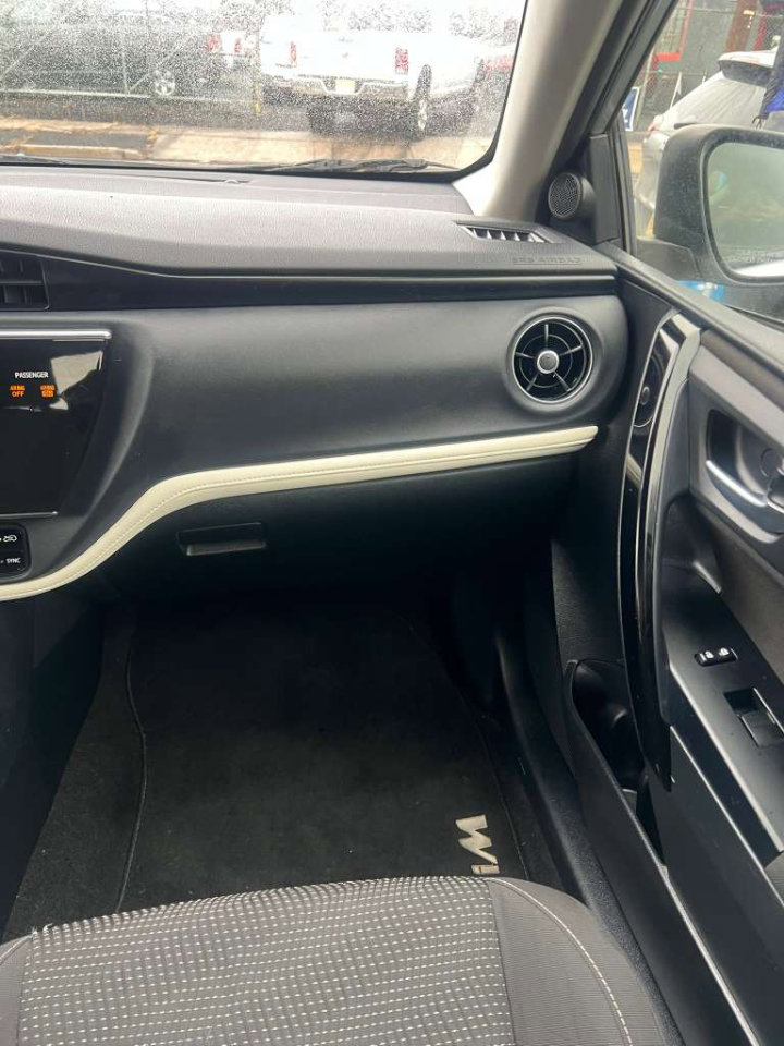 Used 2018 Toyota Corolla iM image 32