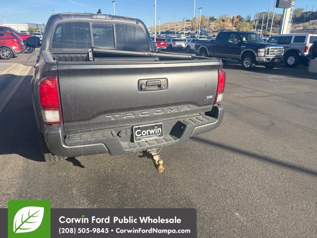 Used 2016 Toyota Tacoma TRD Sport w/ Towing Package AWD/4WD image 4