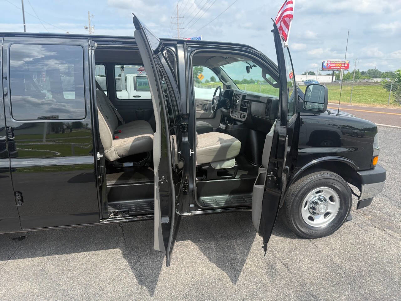 Used 2018 Chevrolet Express 3500 LT w/ LT Preferred Equipment Group RWD image 14
