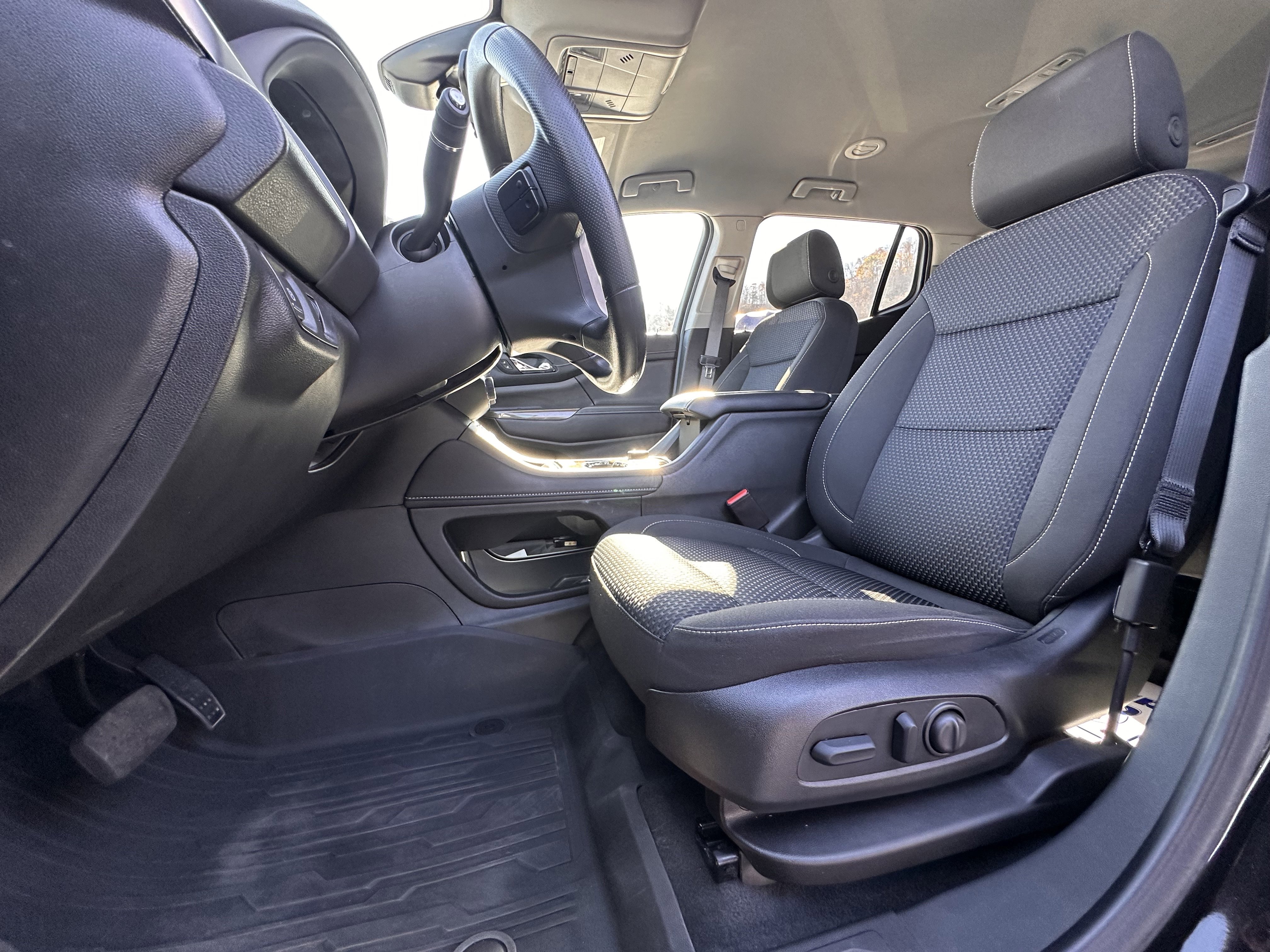 Used 2023 GMC Acadia SLE w/ Driver Convenience Package image 7