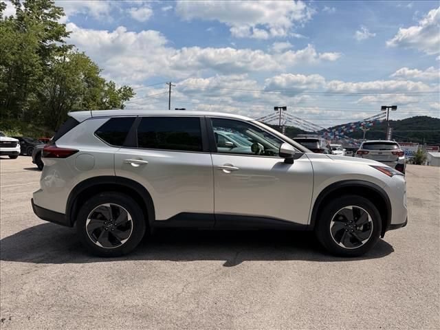 Used 2024 Nissan Rogue SV AWD/4WD image 3
