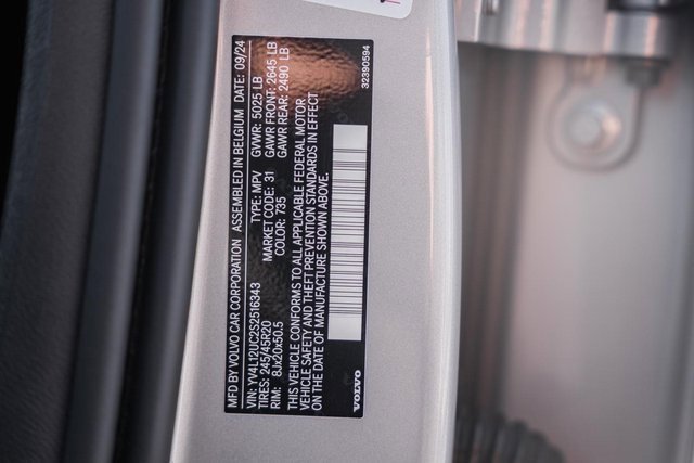 Certified 2025 Volvo XC40 B5 Plus image 40