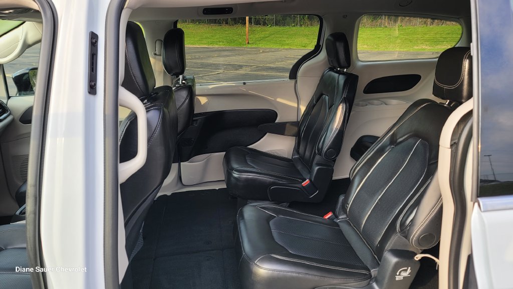 Used 2024 Chrysler Pacifica Touring-L FWD image 26