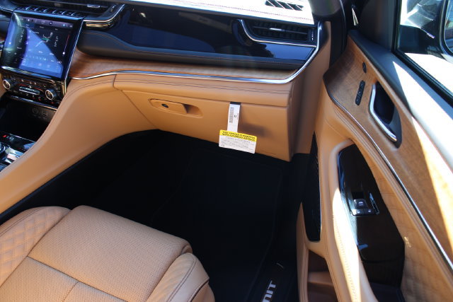 Used 2024 Jeep Grand Cherokee Summit AWD/4WD image 48