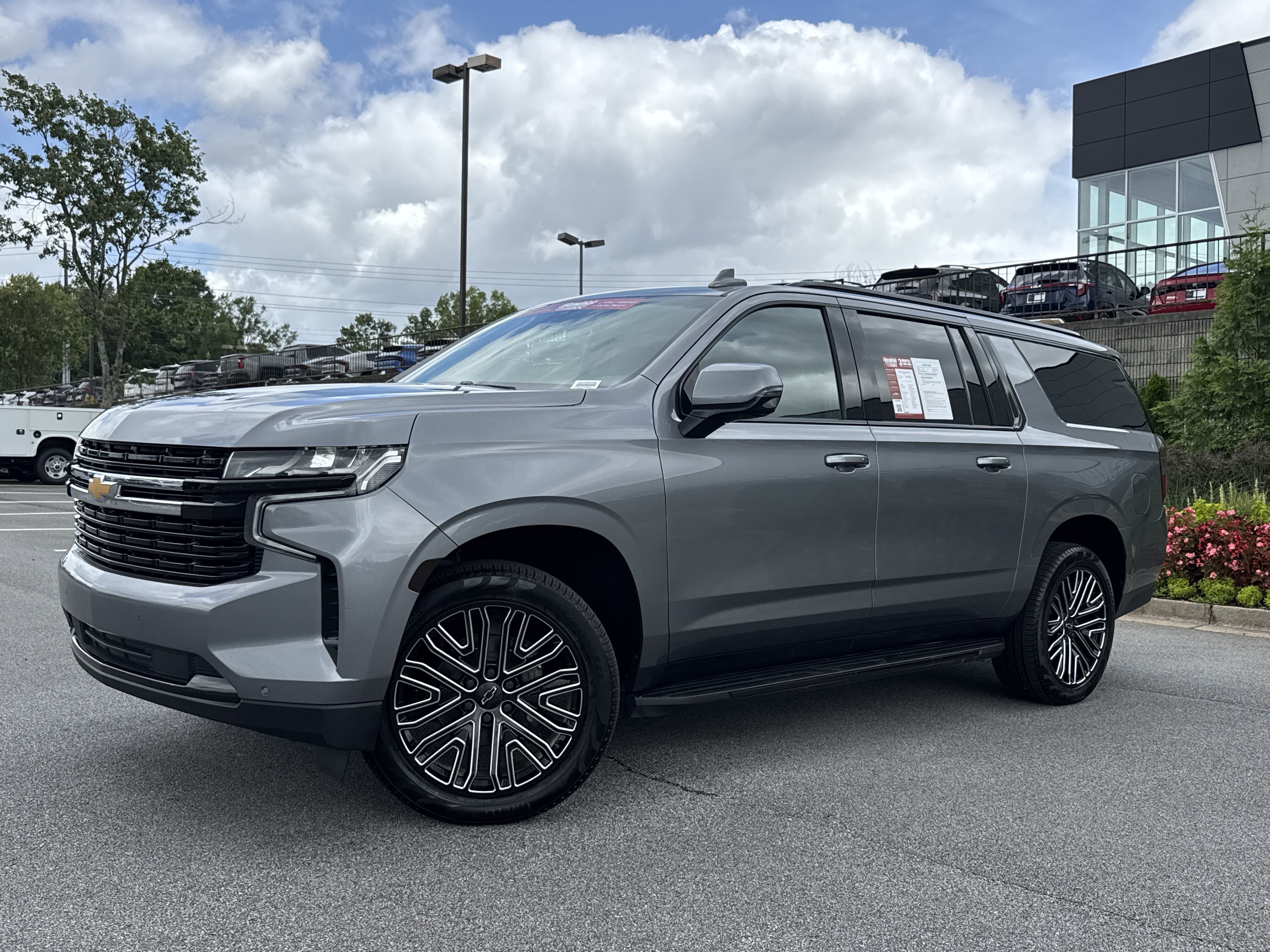 Used 2022 Chevrolet Suburban LT w/ Luxury Package AWD/4WD image 5