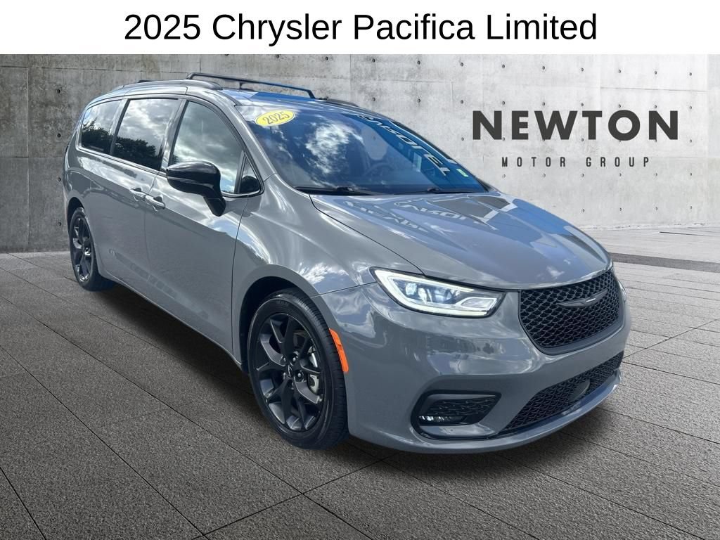 Used 2025 Chrysler Pacifica Limited FWD image 1
