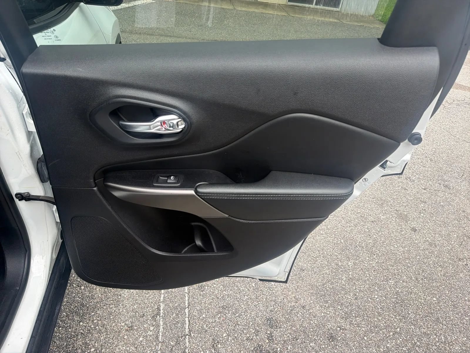 Used 2021 Jeep Cherokee Latitude FWD image 18