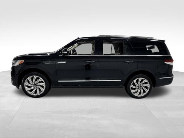 Used 2024 Lincoln Navigator Reserve AWD/4WD image 3