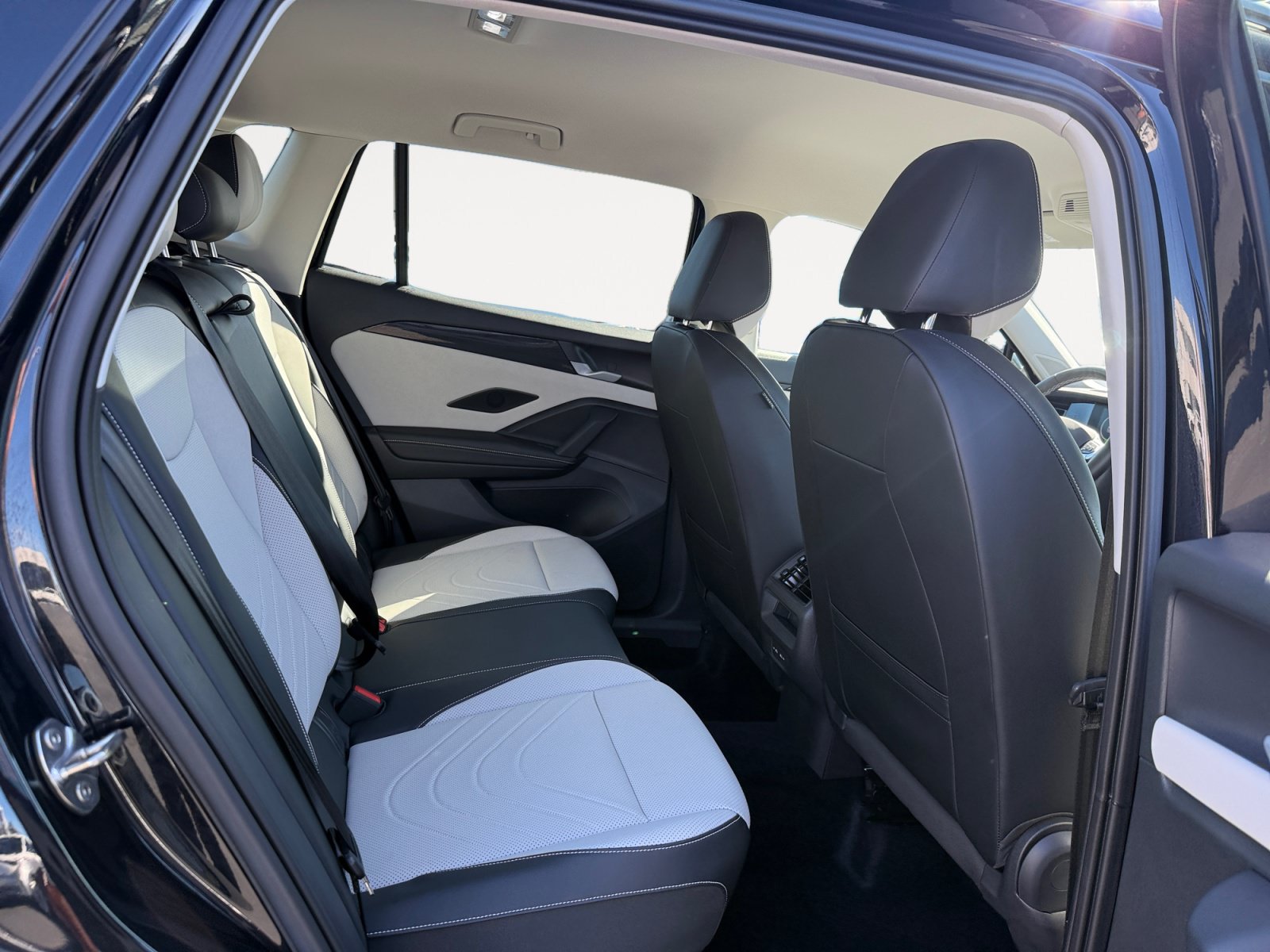 Certified 2025 Volkswagen Tiguan SE AWD/4WD image 18