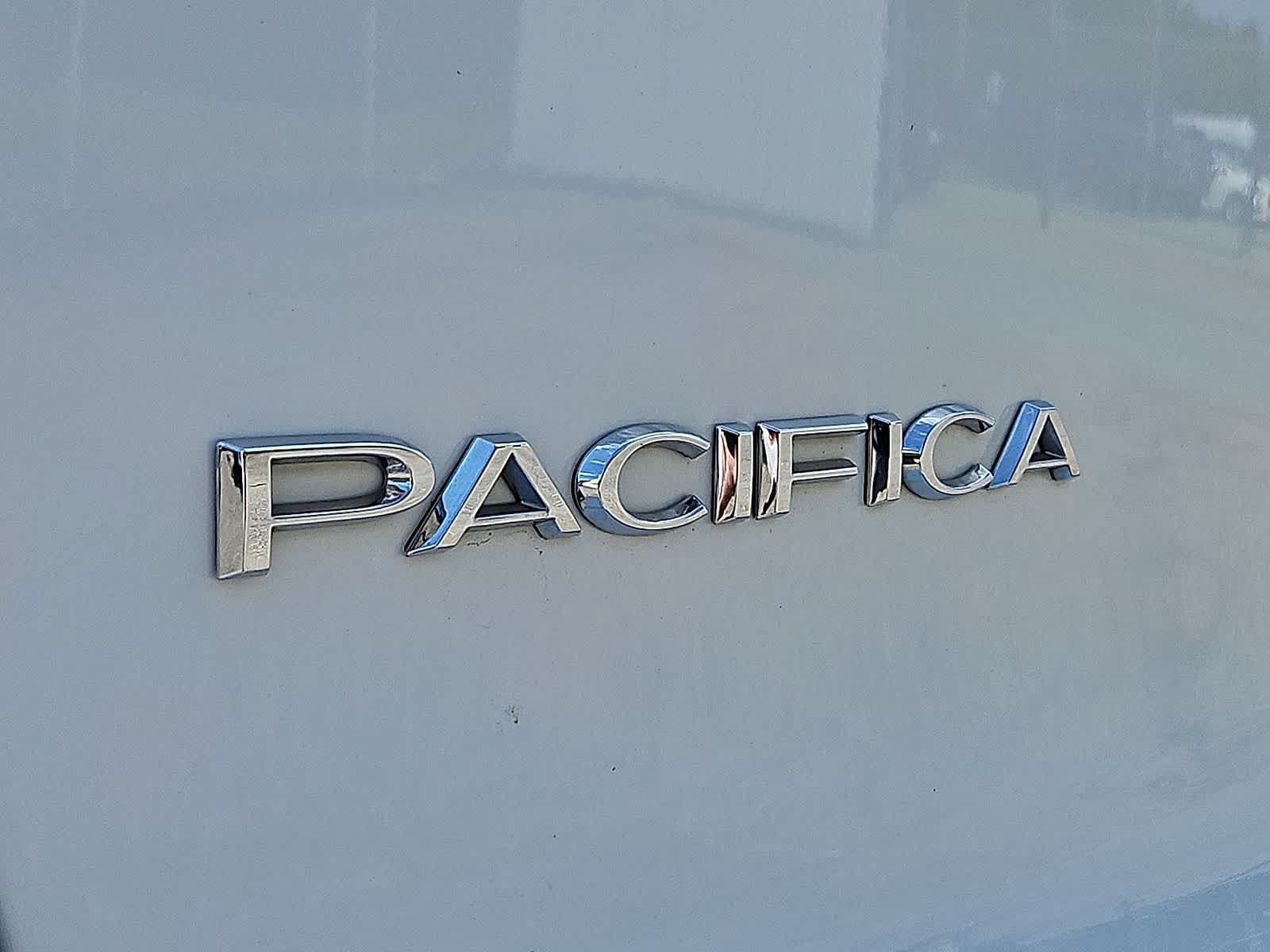 Used 2024 Chrysler Pacifica Touring-L FWD image 36