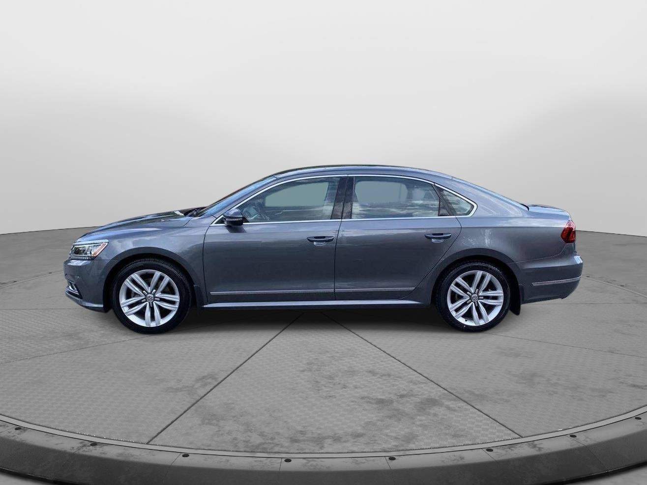 Used 2017 Volkswagen Passat 1.8T SEL Premium FWD image 3