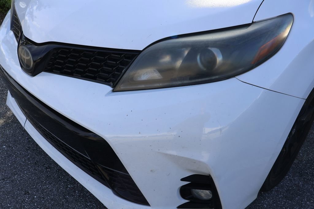 Used 2020 Toyota Sienna SE w/ Nightshade Edition FWD image 3