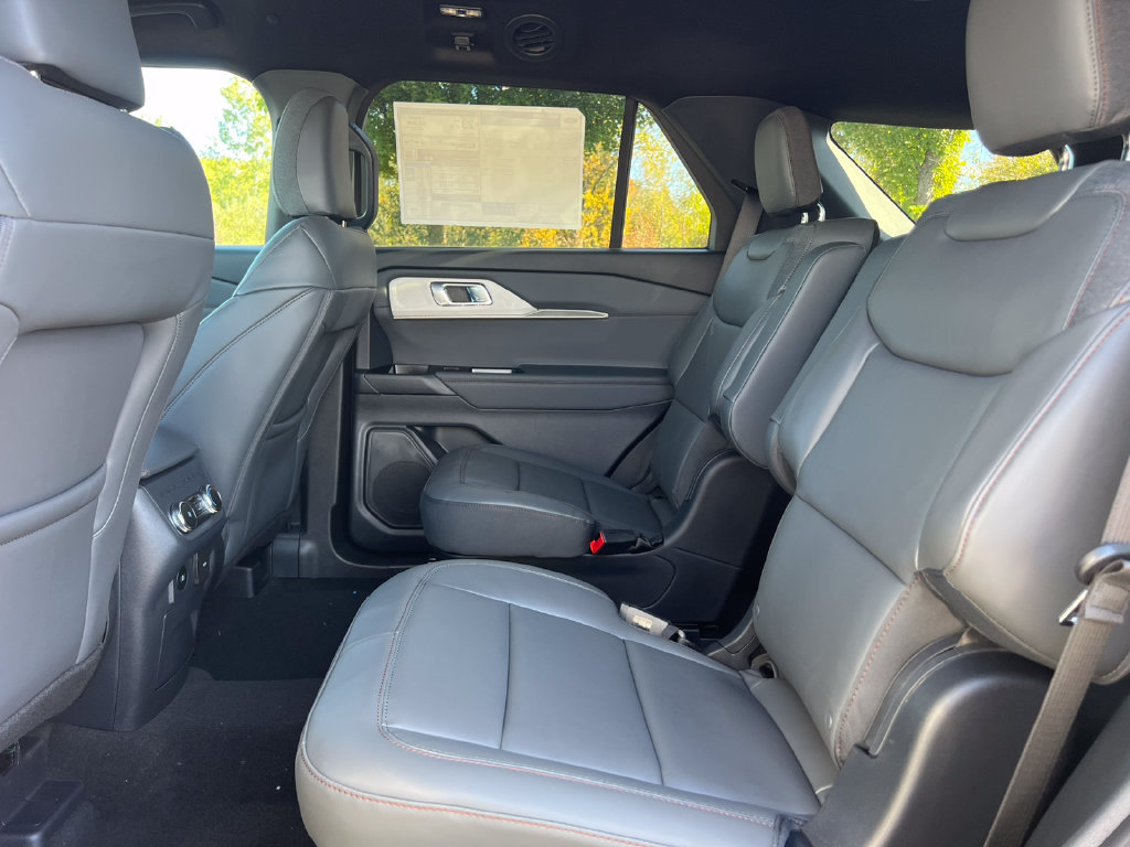 Used 2027 Ford Explorer Active w/ Active Comfort Package AWD/4WD image 4