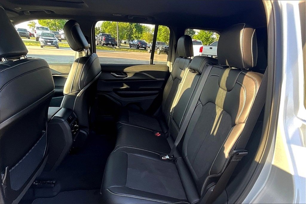 New 2025 Jeep Grand Cherokee Altitude image 10