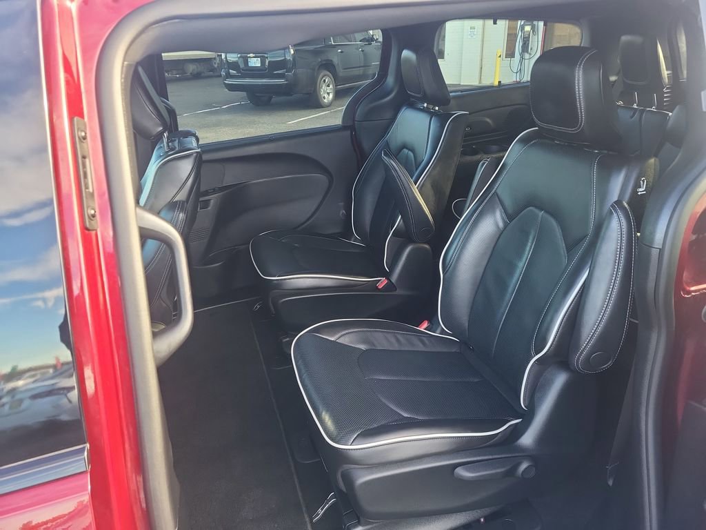 Used 2023 Chrysler Pacifica Limited w/ Uconnect Theater Family Group image 19