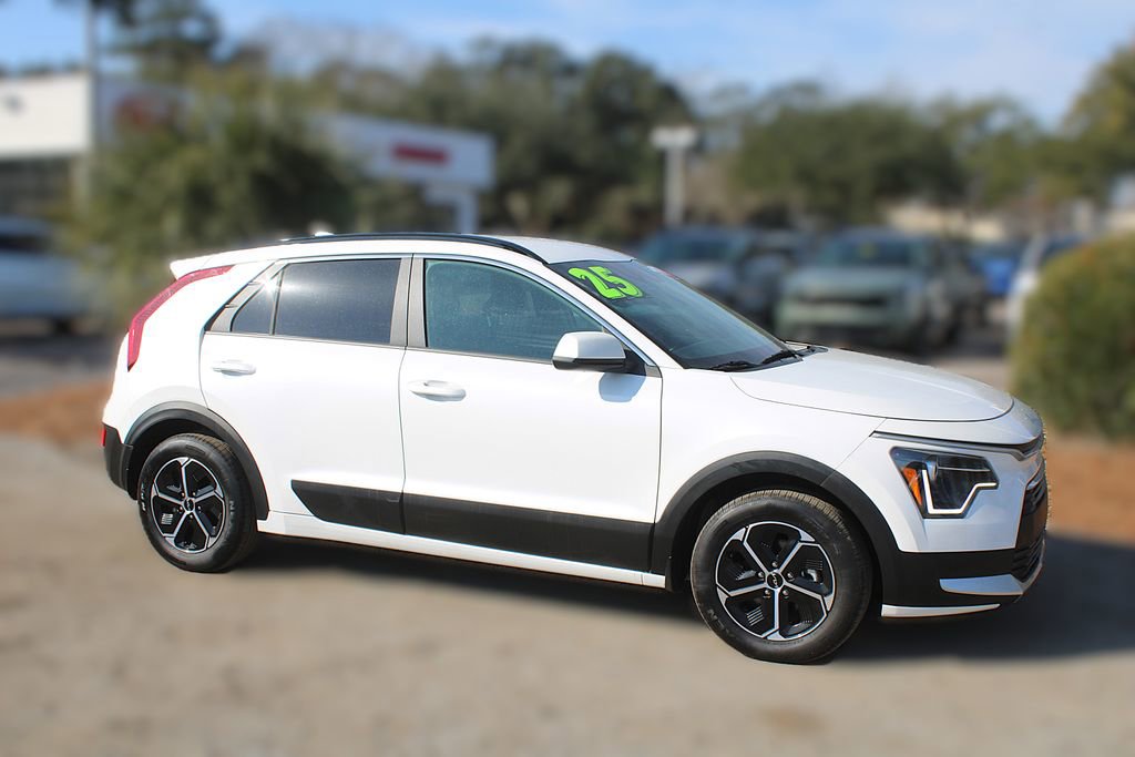 Used 2025 Kia Niro LX image 4