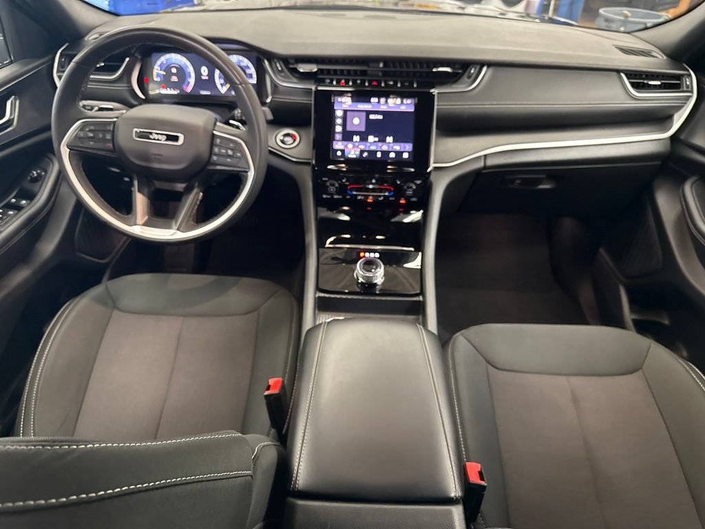 Used 2025 Jeep Grand Cherokee Laredo w/ Luxury Tech Group I AWD/4WD image 19
