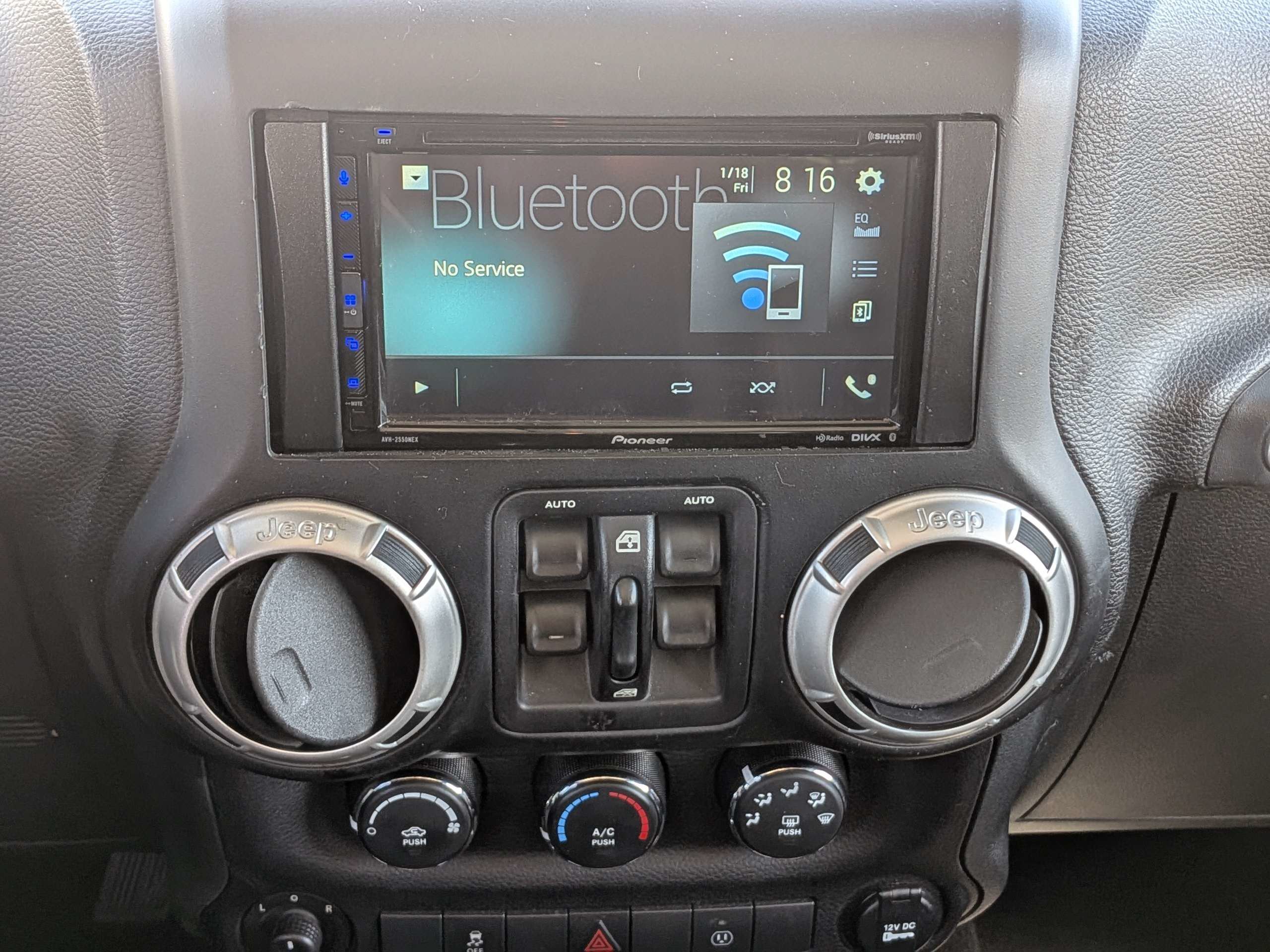 Used 2017 Jeep Wrangler Unlimited Sahara w/ Connectivity Group AWD/4WD image 18