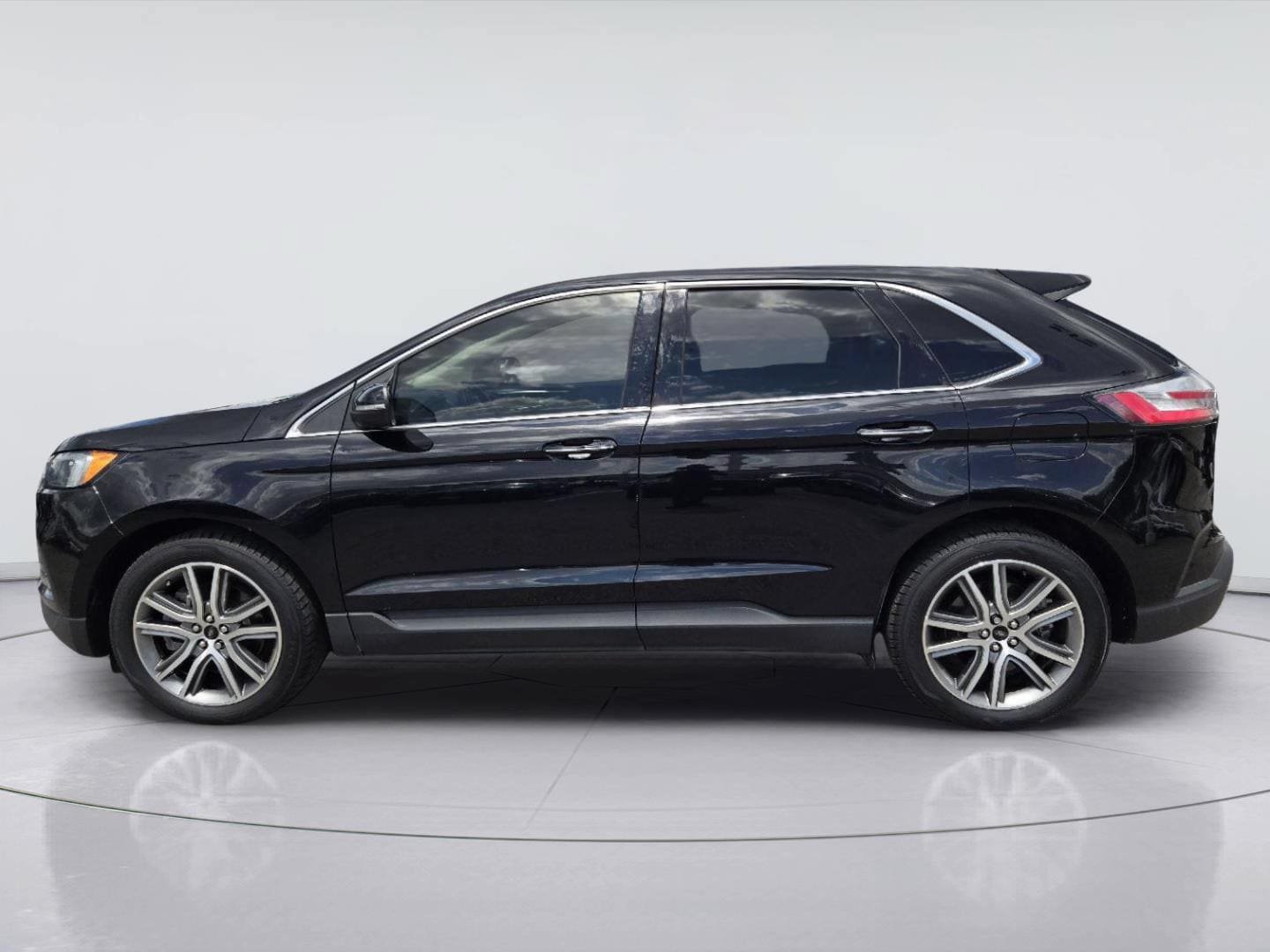 Used 2023 Ford Edge Titanium w/ Class II Trailer Tow Package AWD/4WD image 3