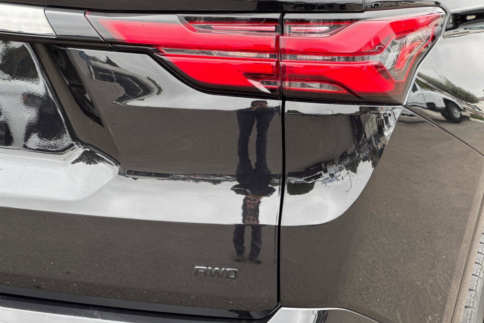 Used 2023 Chevrolet Traverse Premier w/ Redline Edition image 31