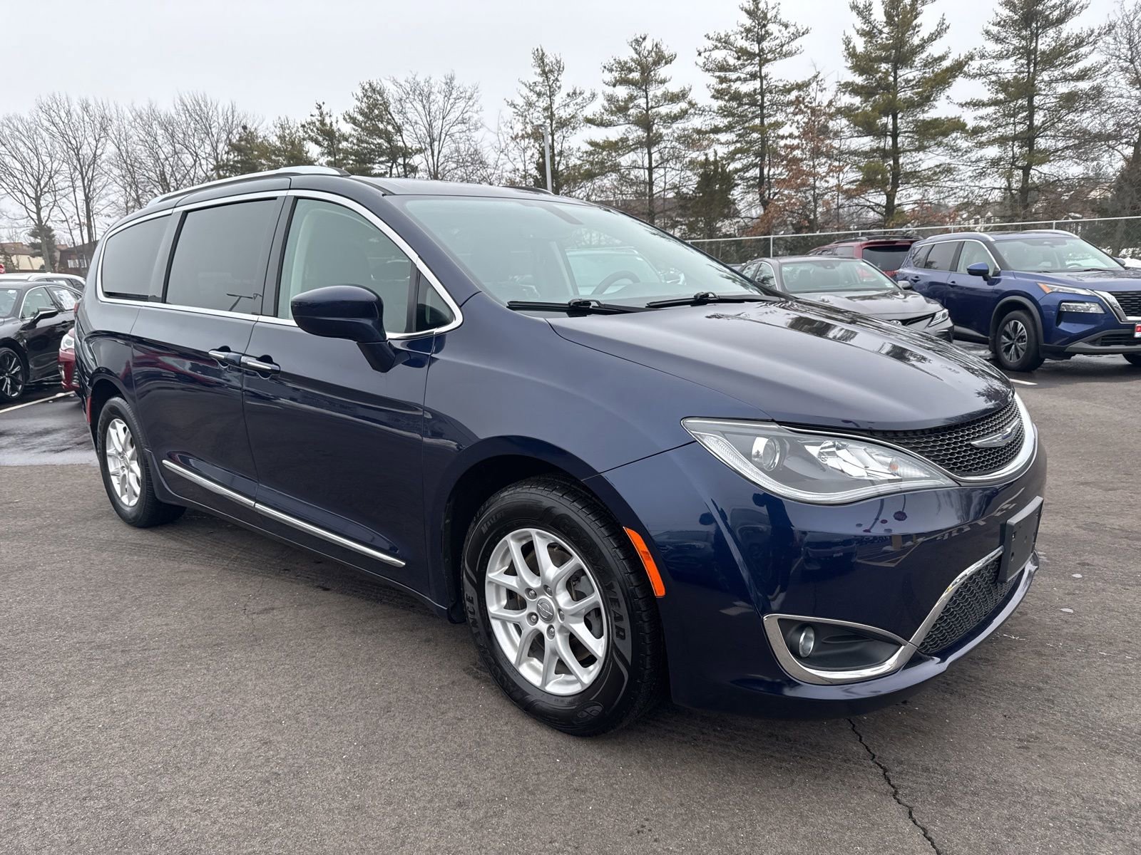 Used 2020 Chrysler Pacifica Touring-L image 3
