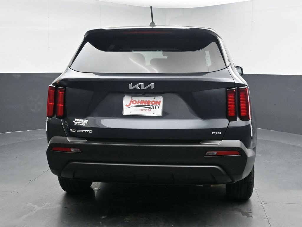 Used 2023 Kia Sorento LX image 8